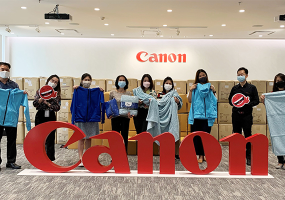 Canon Volunteers Spread Warmth to Those in Need
