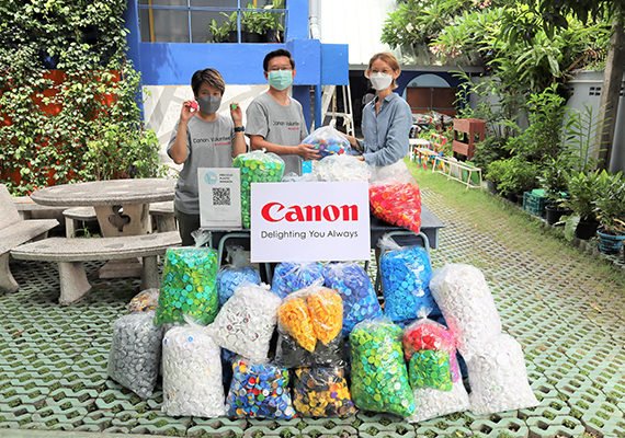 แคนนอน ต่อยอดกิจกรรม “ฝานี้พี่ขอปี 2” ส่งมอบฝาขวดน้ำพลาสติก ให้โครงการ Precious Plastic Bangkok สำหรับนำไปรีไซเคิล เพื่อลดขยะพลาสติก