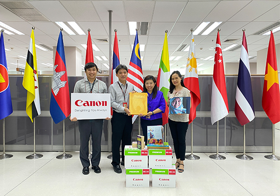 Canon donates foreign language books to Foreign Prisoners