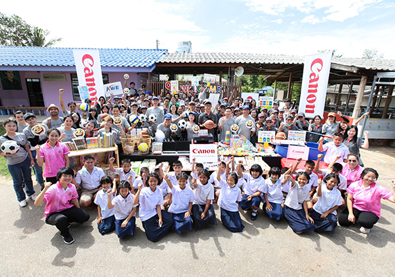Canon Organizes its 34th Canon Volunteer Activity, Providing Student ID Printing Service  and School Supplies to School in Ratchaburi