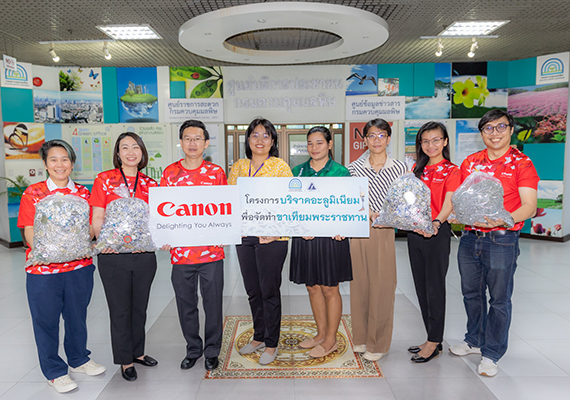 Canon carried on "Prosthetic Leg for a New Life" project for the 2nd consecutive year by donating aluminum can ring pulls and can lids for recycling into prosthetic limbs for the disabled.